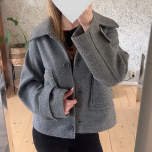 Kappahl Kappa - Grå, lite tjockare kappa från Kappahl. Köpt förra säsongen för 900kr och bara använt ett par gånger. 💕