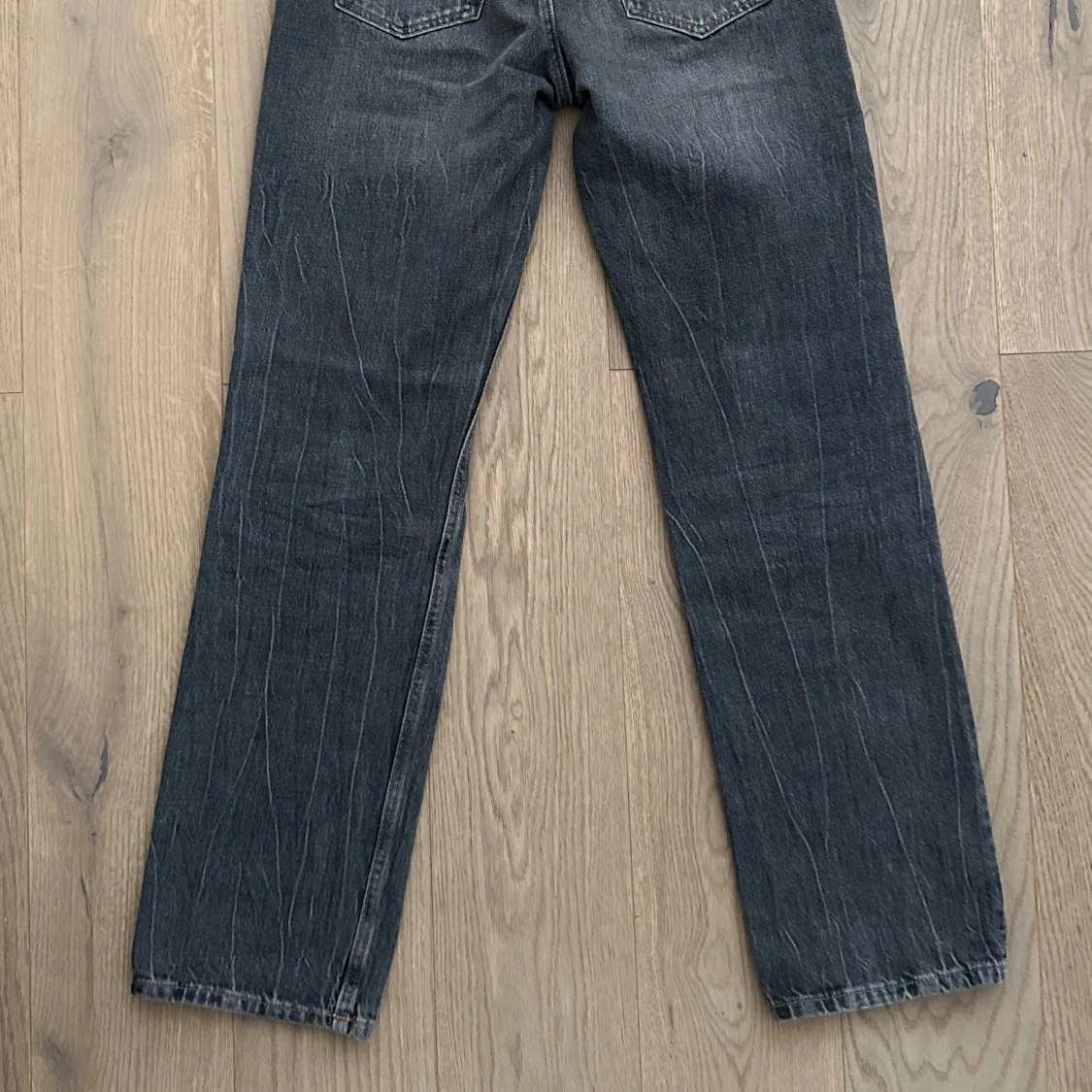 Snygga grå Weekday jeans - 1