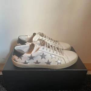 Saint Laurent sneakers med silverstjärnor - Ett par av Saint Laurent Court Classic Star Sneakers. 100% äkta och skolåda med dustbag tillkommer. Sjukt bra skick 🔥🔥 använda försiktigt i 2 veckor