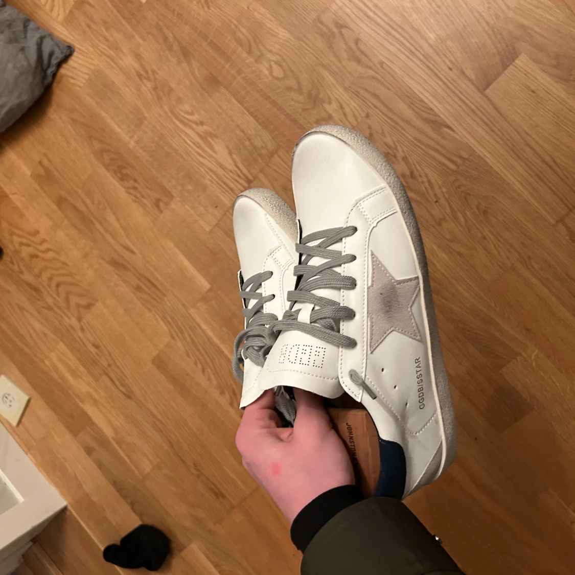 Vita sneakers från Golden Goose med grå stjärna
