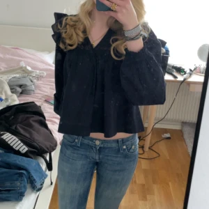 Mörkblå blus med volangdetaljer - Mörkblå gullig blus med volang. Knappt använd 🥰 