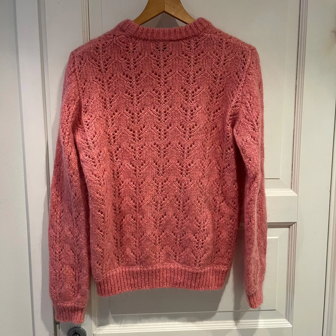 Rosa stickad tröja med spetsmönster - 1