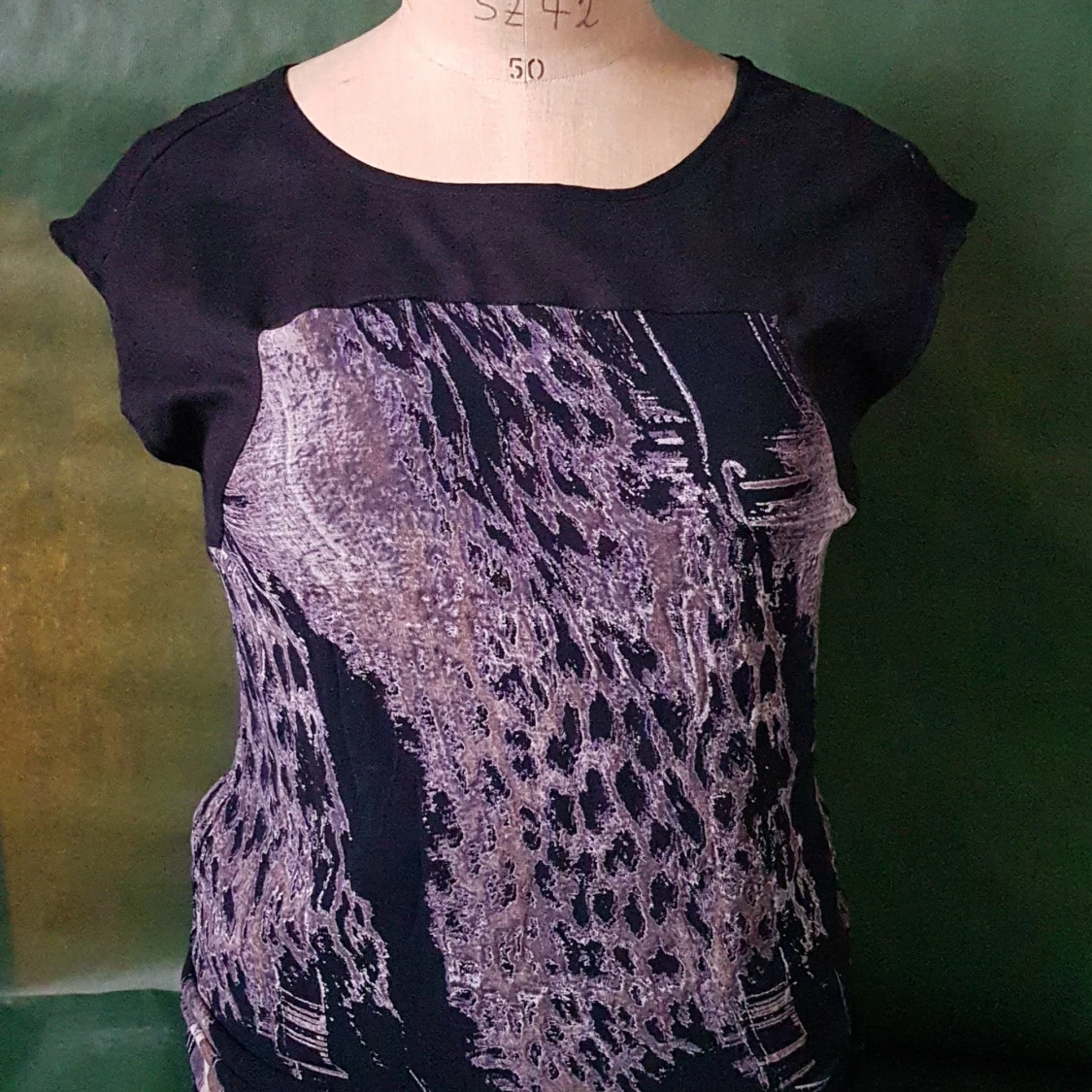 Svart topp med abstrakt mönster - 1