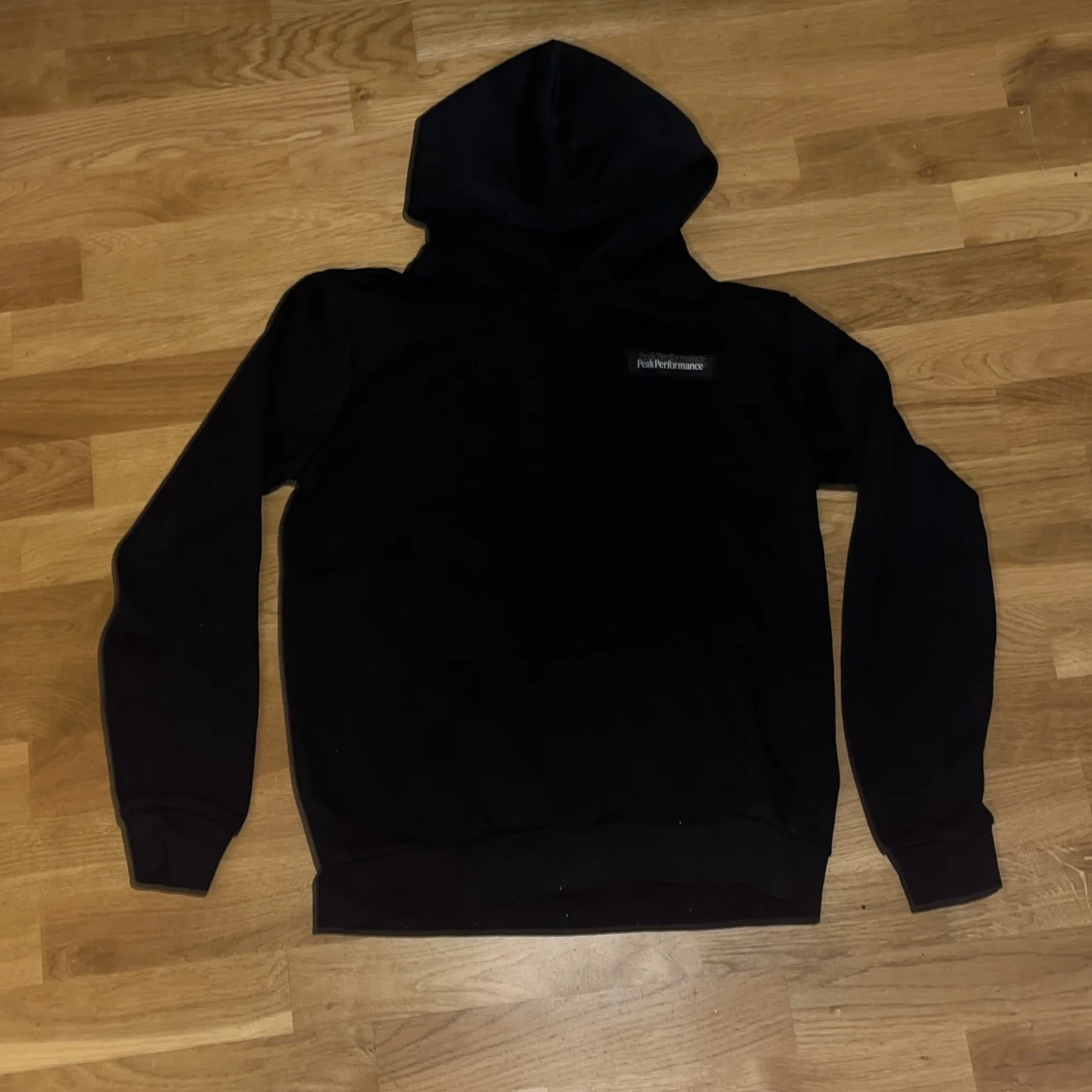 Svart hoodie från Peak Performance