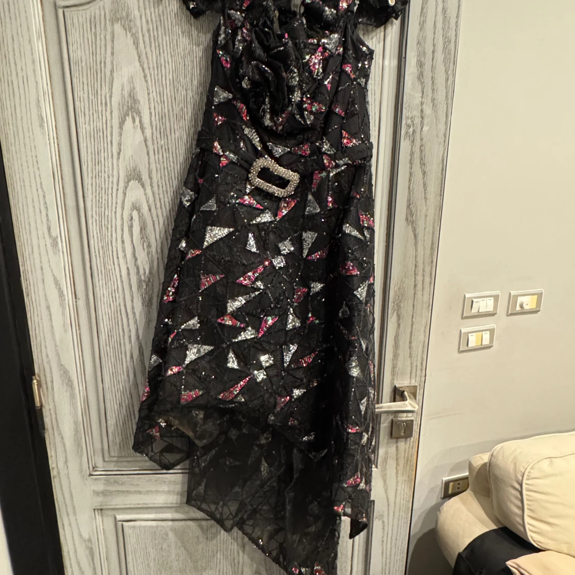 Svart glittrig långklänning med asymmetrisk fåll - 3