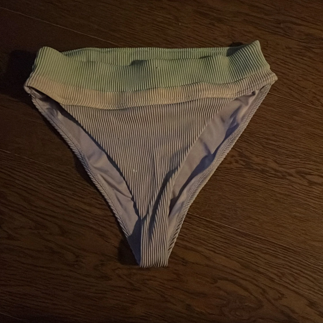 Ribbad bikiniunderdel i pastellfärger