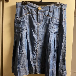 Blå jeanskjol - Säljer en blå jeanskjol med tunt och bekvämt material. Storlek M/LPerfekt inför sommaren💕