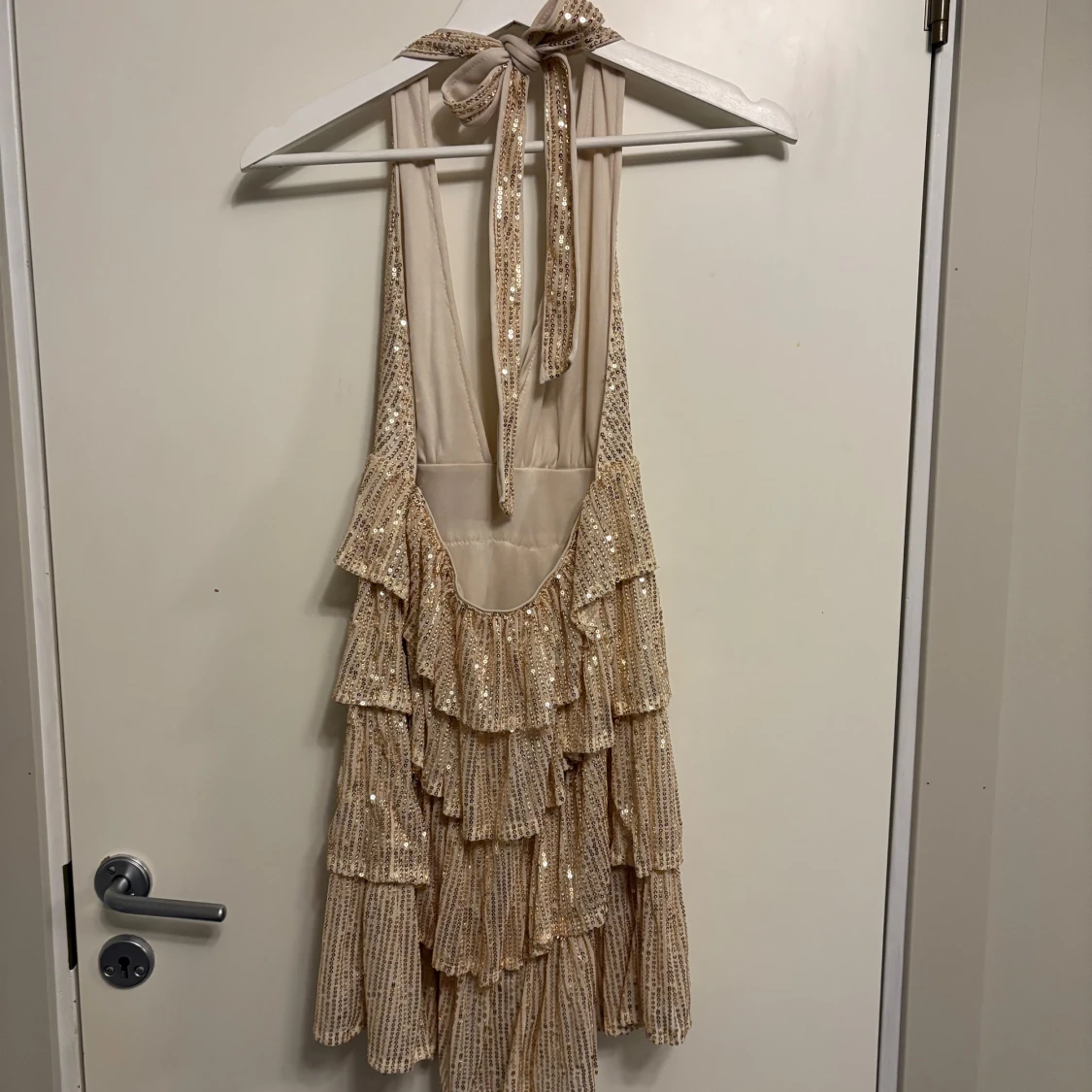 Champagnefärgad paljettklänning med volanger från SHEIN - 1