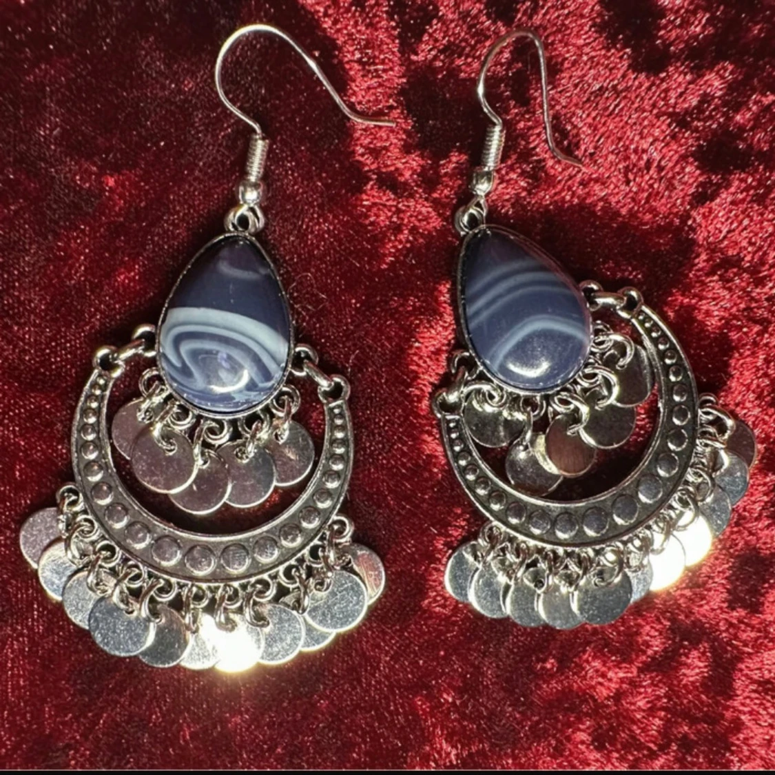 Bohemiska örhängen med blå sten, silverdetaljer och vintageinspirerad design