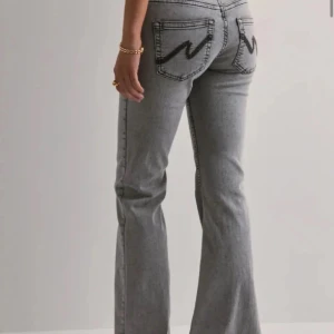 Grå bootcut jeans - low - Säljer då de är för stora. Använda en gång. 
