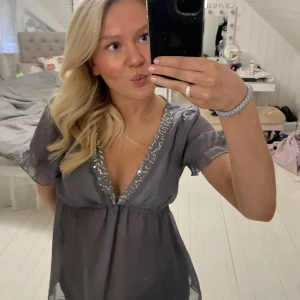 Festtopp - Säljer min otroligt fina topp från Gina tricot då jag inte använder den längre❤️🥲