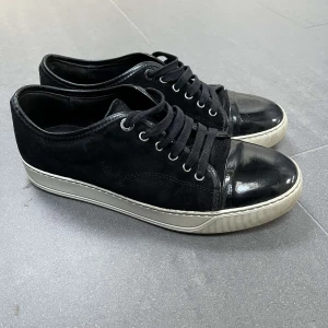 Svarta lanvin - Säljer mina lantvins eftersom att jag inte använder dem längre. Storlek 6 vilket innebär ungefär 41. Inget og medföljer.