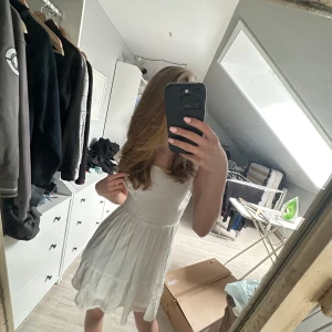 Vit sommarklänning - Säljer en söt vit klänning. Klänningen är ärmlös och är luftig💞 pris kan diskuteras. Prislappen är kvar