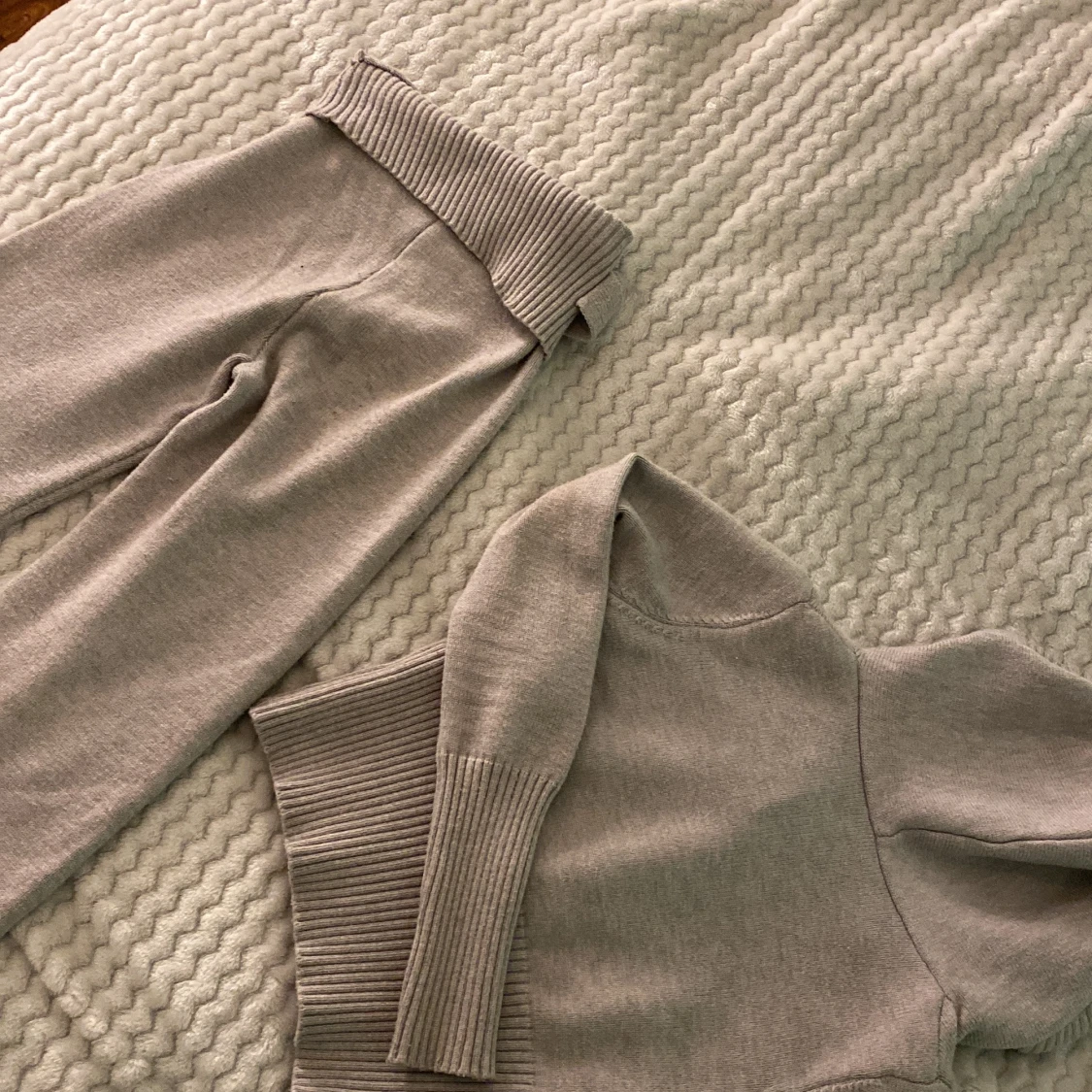 Beige stickade mjukisbyxor med bälte - 2