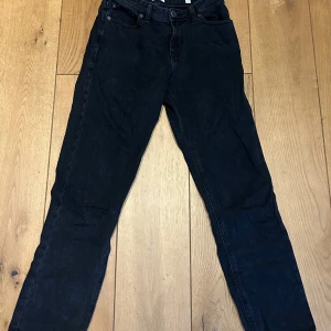 Svarta jeans från Jack & Jones - Säljer ett par svarta jeans från Jack & Jones i storlek 164. Raka ben och normal passform.