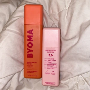 BYOMA Brightening Toner och Boost Your Barrier Mist - Säljer två produkter från BYOMA: en orange Brightening Toner (150 ml) och en rosa Boost Your Barrier Mist. Båda kommer i fyrkantiga plastflaskor med modern design och är perfekta för att stärka hudbarriären och ge lyster.