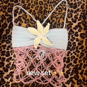 Handvirkad matchande croppad topp med blomdetalj och shorts  - Om du vill ha en handvirkad perfekt för sommaren set av mig i vilka färgerna som helst, dm mig så kan vi diskutera måtten. Det kommer ta typ 3 veckor för att virka. Priset kommer variera mellan 300kr+ beroende på hur mycket garn jag kommer använda. Tills nu kommer jag virka bara en, om köparen gillar kläderna kommer jag sälja mer!