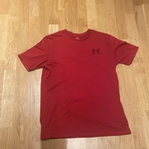 MörkRöd och orange  t-shirt från Under Armour st M - Två snygga t-shirts från Under Armour, en i orange och en i rött. Båda har kort ärm och klassisk passform med logga på bröstet. Perfekta för träning eller sportiga outfits. Materialet känns lätt och andas bra. St M men passar smal också skönt material funkar för träning eller bara häng i sommarbaren  skick 8.5/10 400 för båda  300 för båda 