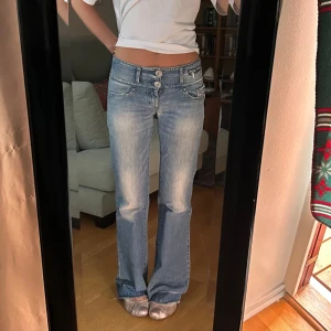 Lowwaist jeans  - Super snygga jeans med låg midja, perfekt skick förutom att jag sprättat till de längst ner. Passar mig perfekt i längden som är 173cm! 🫶🏻🫶🏻   Midjemått: 37 cm tvärs över 