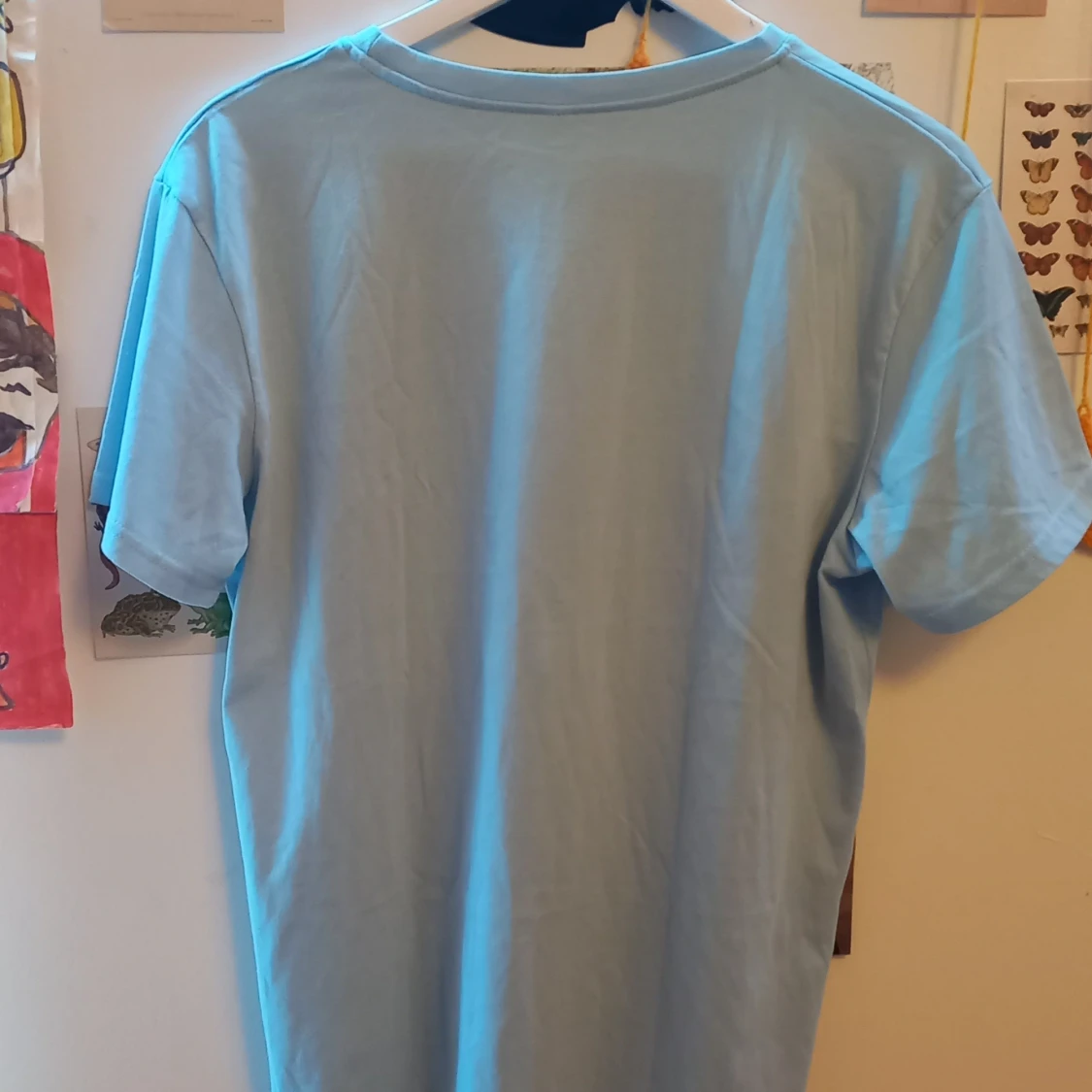 Ljusblå t-shirt med konstmotiv - 1