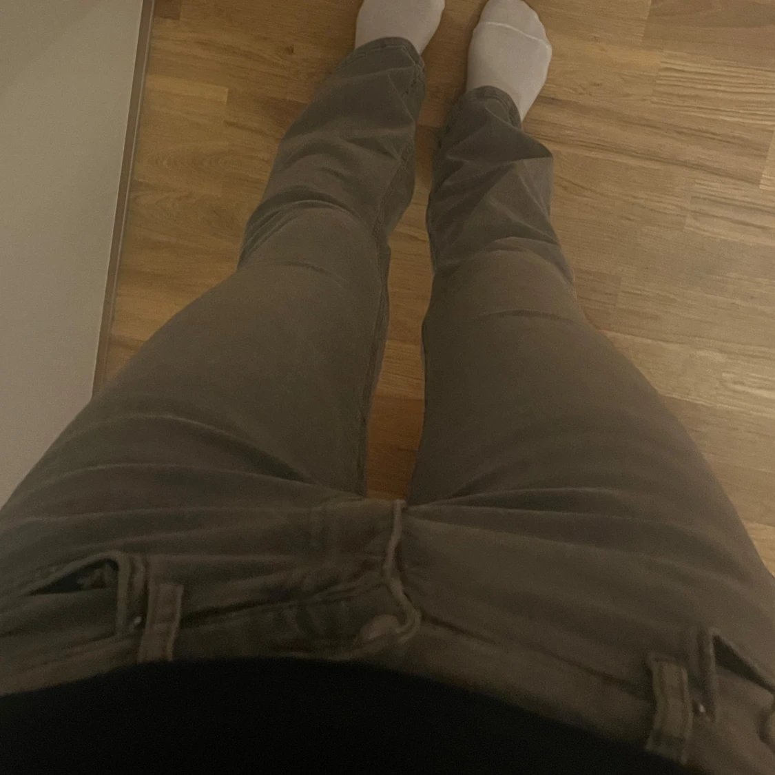 Gråa lågmidjade jeans från Gina Tricot - 1