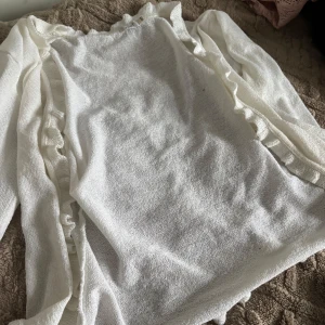 Sommar kofta  - Jätte fin tunn sommar kofta. Bra skick och jätte skön och fin att ha med ett linne till. 