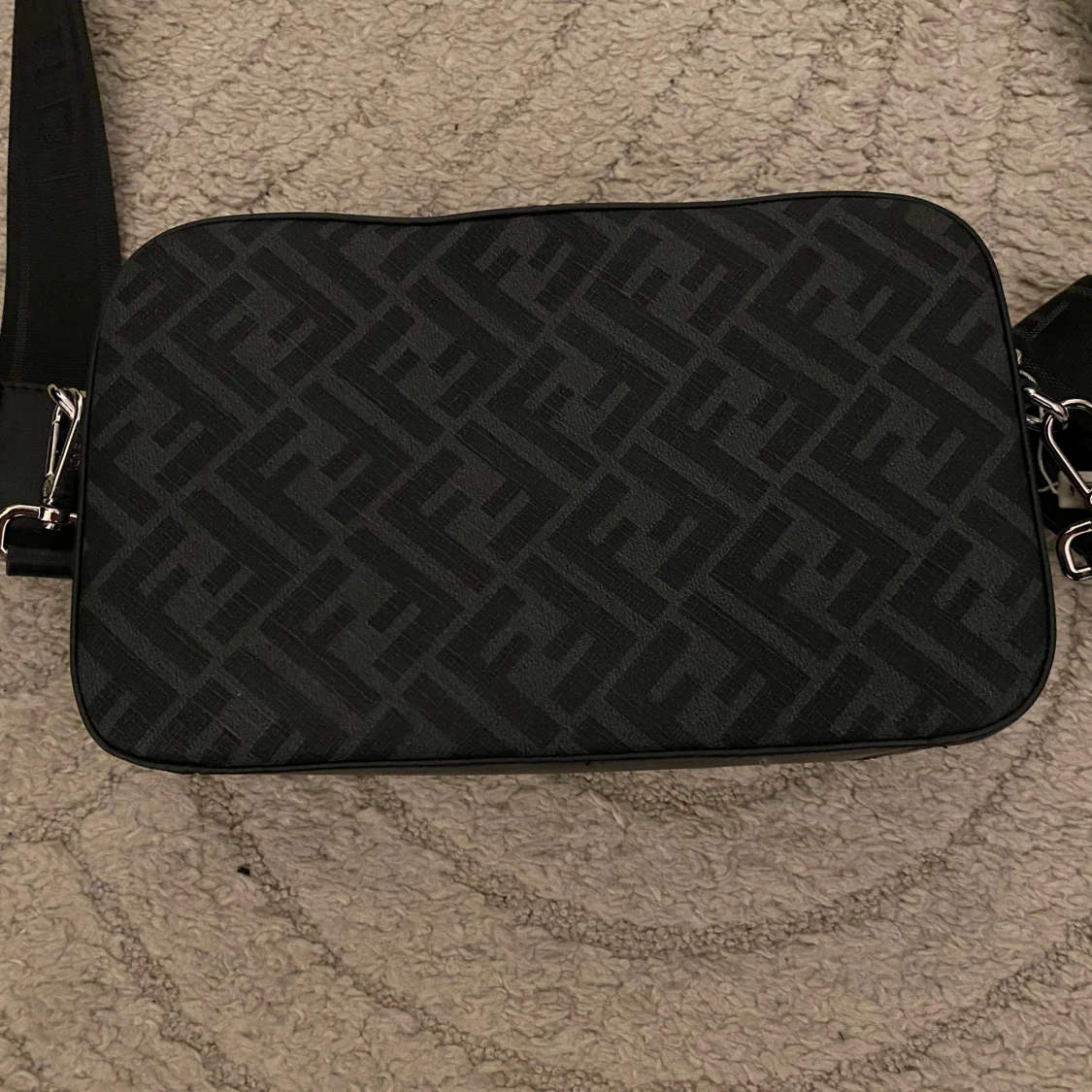 Svart axelväska från Fendi med gul detalj - 1