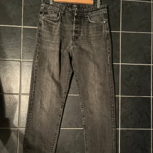 Jack & Jones jeans svarta - Säljer mina jack & Jones byxor i storlek 30/34.