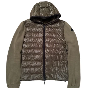 Moncler cardigan  - Moncler cardigan. Storlek L. Skick super fint utöver en liten fläck på armen. Pris 4190 nya säsongen! Nypris 11200. Finns att köpa på Fashionels.com