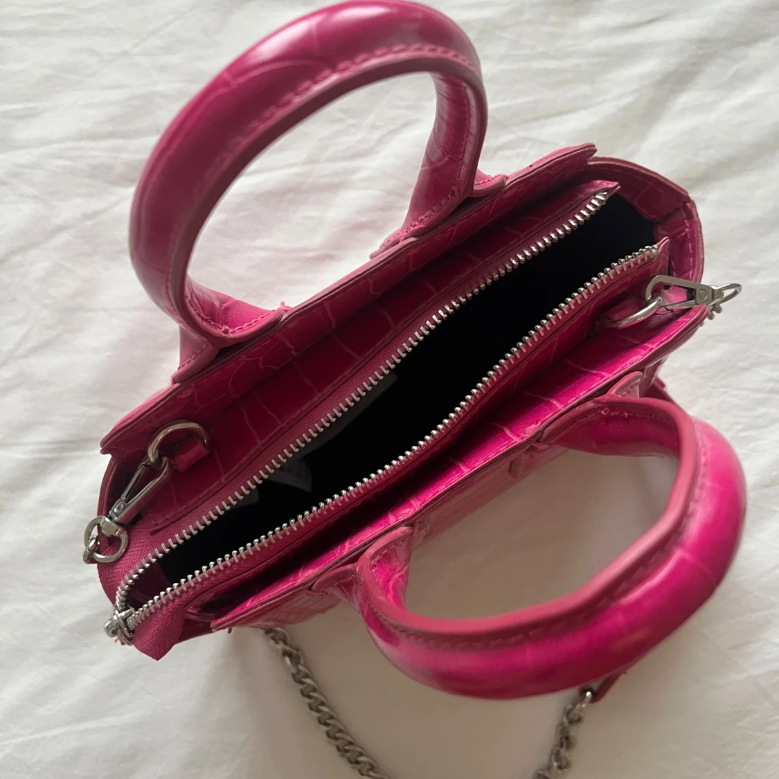 Rosa handväska med kedjerem - 1