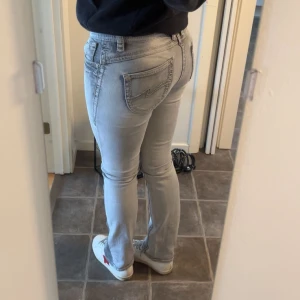 Ljusgrå jeans från Blue Monkey - Säljer ett par ljusgrå jeansbyxor från Blue Monkey med snygga detaljer på bacfickorna. Har sytt om de till mer raka men det är jätte bra och noga sytt! Kom privat för mått 