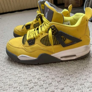Jordans gula  - Mycket bra, knappt andvända, köpta för 2500kr, kan rota fram kvitto om de behövs.