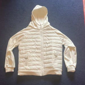 vit kofta jacka - storlek medium fin vit kofta jacka perfekt för vår och höst.