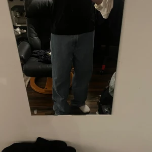 Blå jeansbyxor från Weekday Galaxy - Säljer ett par klassiska blå jeans från Weekday, modellen Galaxy. Jeansen har rak passform, fem fickor och normal midja. Perfekta för dig som gillar en enkel och tidlös stil. Tydliga sömmar och knappgylf. Lite för stora för min smak men i toppskick!