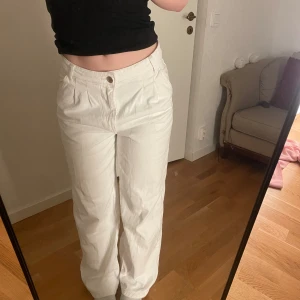 Vita raka jeans från Amisu - Säljer dessa raka vita jeans från Amisu i storlek 38! De har används en del och har ett fåtal fläckar, men är fortfarande otroligt fina!💗 normal längd, mid waist och fickor fram och bak!