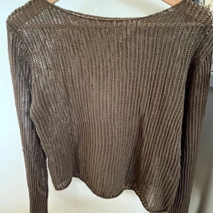 Olivgrön stickad tröja - Säljer en olivgrön stickad tröja med grovstickat, luftigt material. Tröjan har lång ärm och en avslappnad passform. Supersnygg nu till sommaren! Endast använd vid något enstaka tillfälle. Hör av er vid frågor 🥰