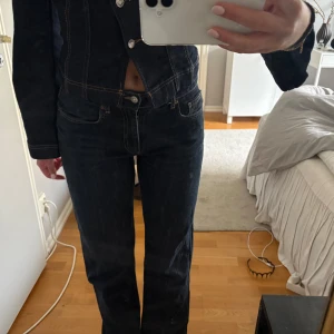 Zara jeans  - Mörkblå jeans från Zara, ”mid waist wide”, superfint skick, bra i längden på mig som är 174, storlek 38 men passar även 36💕