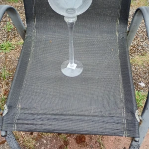 Stor ljusskål/Vas i transparent glas kupad på fot. - Säljer ett riktigt stort ljusskål/Vas i helt transparent glas. Perfekt som dekoration eller för den som vill ha något unikt till festen. Glaset har klassisk kupa och lång smal fot.