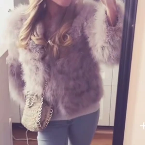 Ljusgrå pälsjacka - Säljer en fluffig ljusgrå pälsjacka med lång ärm. Jackan har en lyxig och trendig look, perfekt för dig som vill sticka ut. Passar snyggt till jeans eller kjol och ger en cool statement-stil.