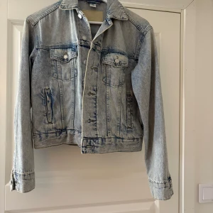 Ljusblå jeansjacka  - Säljer denna ljusblåa jeansjacka från HM då den inte passar mig längre. Köpte den i höstas förra året då den nu inte är så använd🩵. 