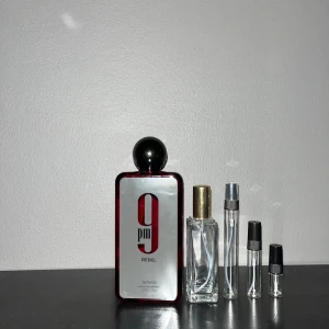 Afnan 9pm rebel - Afnan 9pm rebel är en perfekt parfym för den som gillar mer fräscha och lätta att bära. Den har DNA av creed aventus fast den är lite fruktigare. 1ml 14/ 2ml 19/ 5ml 39/ 10ml 69/ 30ml 195kr