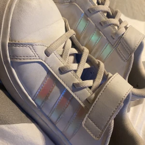 Adidas skor - Adidas skor som är inte så använda så inga defekter o ser nya ut skriv för flera frågor!❣️