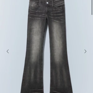  low waist bootcut jeans - säljer dessa low waist bootcut jeans i färgen mabel svart, storlek 28/32. knappt använda 