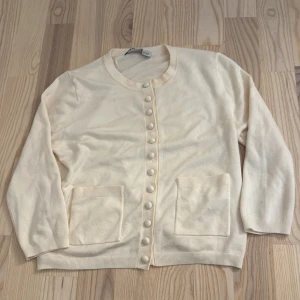 Ljusbeige kofta från Zara - Säljer denna jättefina kofta från Zara, säljer då den inte kommer till användning💕