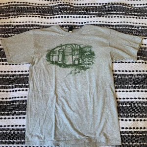 Officiell Burton Snowboard T-shirt vintage - Burton snowboard T-shirt med tryck på framsidan samt text på baksida nacke, går ej få tag på längre!  Missfärgning kan ses i armhålorna på T-shirtens insida men syns ej på utsidan, har övrigt inga skavanker eller defekter!  Pris går diskutera