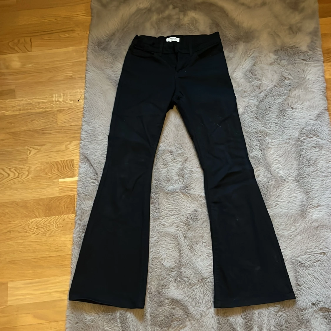 Svarta bootcut jeans från Lindex