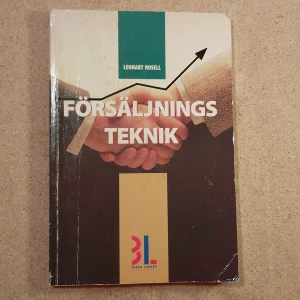 Försäljningsteknik - Boken 'Försäljningsteknik' av Lennart Rosell ger konkreta tips och metoder för att lyckas med försäljning. Omslaget har ett handslag och en pil som symboliserar framgång. Perfekt för dig som vill utveckla dina säljtekniker och förstå kundpsykologi.      Boken har anteckningar och markerat på sidor, men påverkar ej bokens syfte