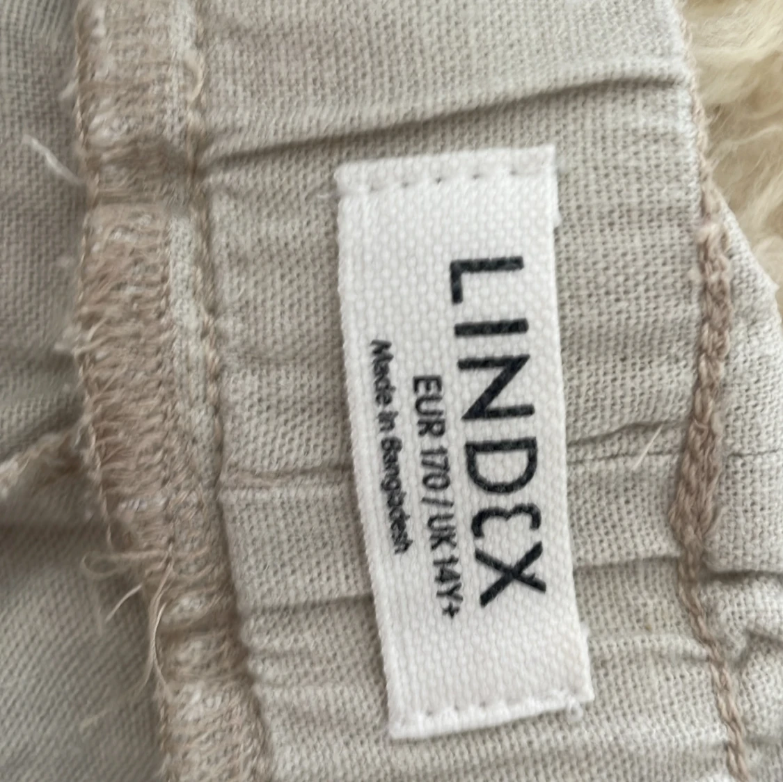 Beige linneshorts från Lindex - 2