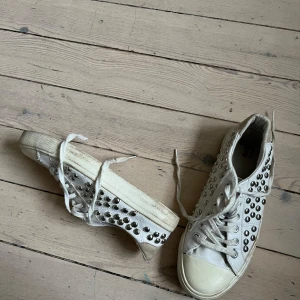 Vita sneakers med nitar - Säljer mina vita sneakers med nitar på sig. Supersnygga men tyvärr för små för mig💞💞 St 37 passar nog också mindre.