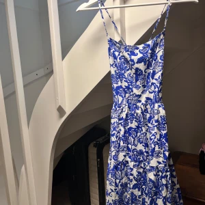 Blåvit långklänning  - Säljer en somrig långklänning Klänningen har smala axelband och en fin detalj med knytning i ryggen. Hör av dig vid frågor❤️